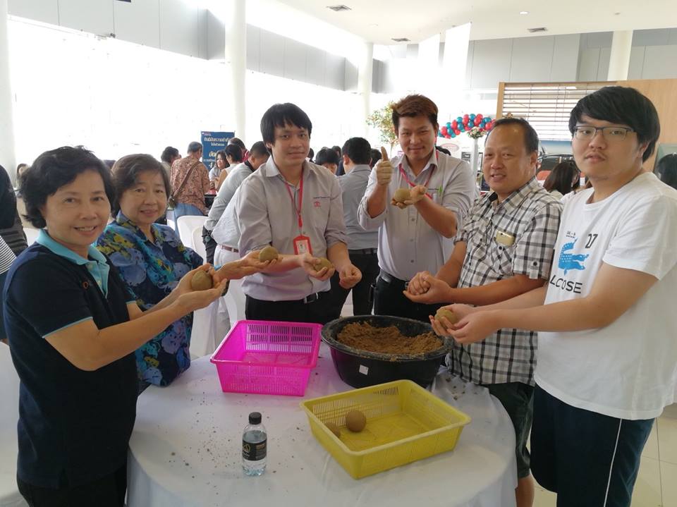 เปิดบ้านชมศูนย์ร่วมทำจิตอาสาพร้อมได้ร่วมกันปั้น EM Ball วันที่ 18 พฤศจิกายน 2560