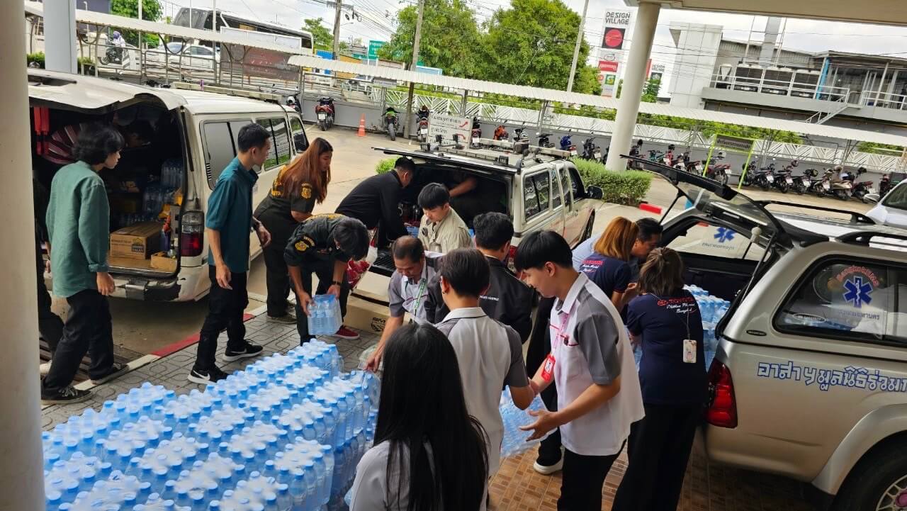 บริษัท พิธานพาณิชย์ จำกัด ร่วมกับพนักงาน บริจาคน้ำดื่มทรัมและสิ่งของเพื่อช่วยเหลือผู้ประสบอุทกภัยที่ จ.เชียงราย