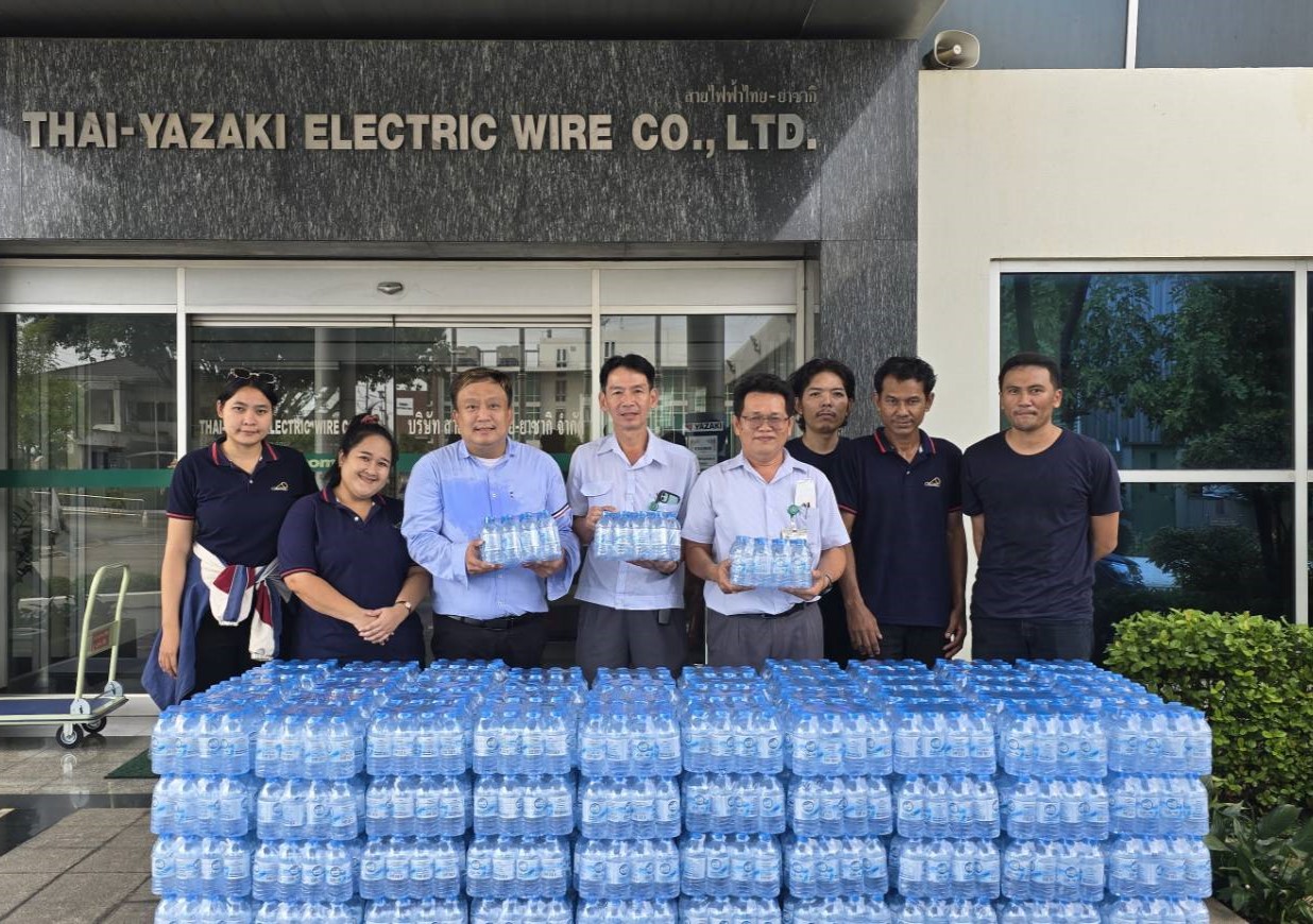 บริษัท พิธานพาณิชย์ จำกัด ร่วมกับ บริษัท สายไฟฟ้าไทย-ยาซากิ จำกัด บริจาคน้ำดื่มทรัมให้กับมูลนิธิกระจกเงาเพื่อช่วยเหลือผู้ประสบภัยน้ำท่วม